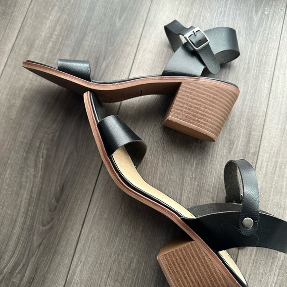 Rock & Candy Black Minimalist Sandals - Picture 8 of 9